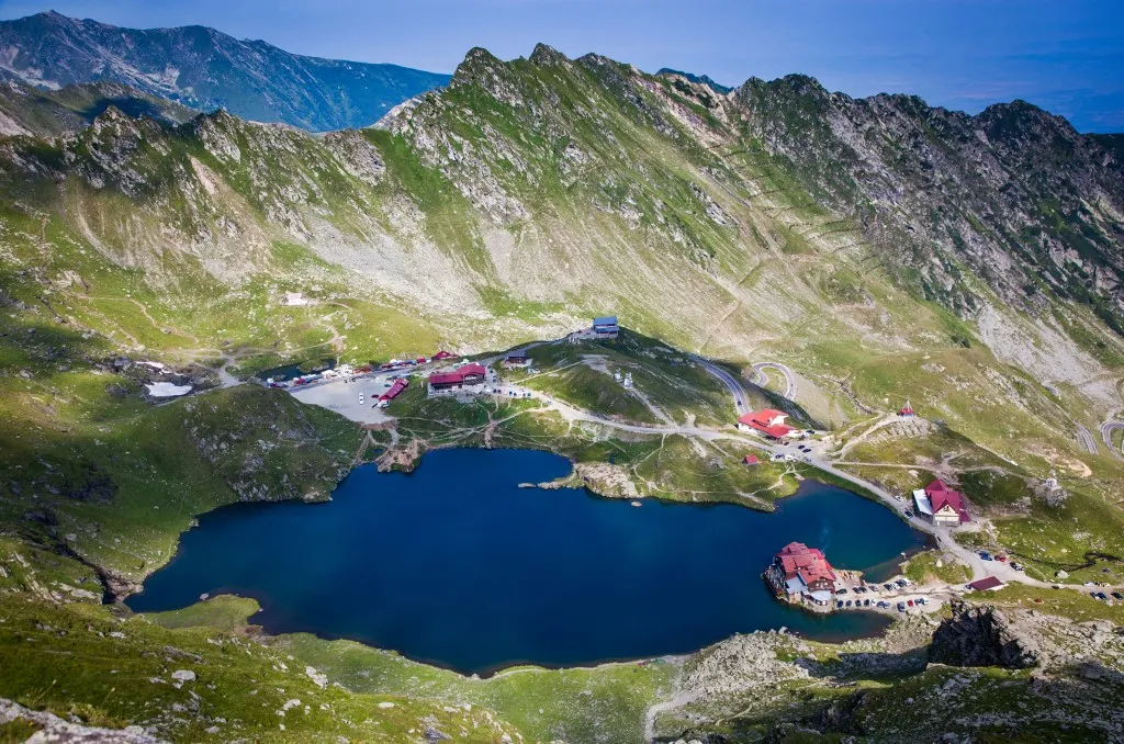 A Bilea-tó felé közlekedő felvonó műszaki hiba miatt állt le Elevated view over Balea Lake at 2034m altitude in the Fagaras Mountains in central Romania, Cartisoara, Sibiu County, Romania, Europe (Photo by Nagy Melinda / Robert Harding RF / robertharding via AFP)