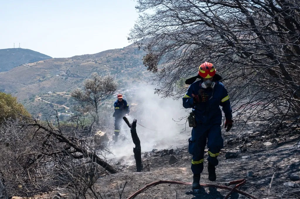 Erdőtüzek oltása közben három tűzoltó vesztette életét Görögországban A wildfire broke out near the village of Aerino in the municipality of Kissamos, Chania, on the Greek island of Crete, on July 18, 2026. Firefighters and emergency services responded to contain the blaze as flames spread through vegetation in the area. Authorities continue to monitor the situation while firefighting operations remain underway. (Photo by Antonis Zouridakis/NurPhoto) (Photo by Antonis Zouridakis / NurPhoto via AFP)
