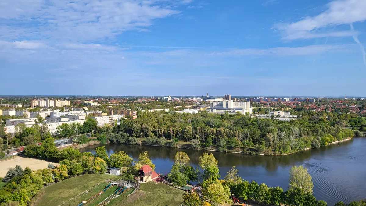 Kecskemét városképe a Benkó Zoltán Park felől