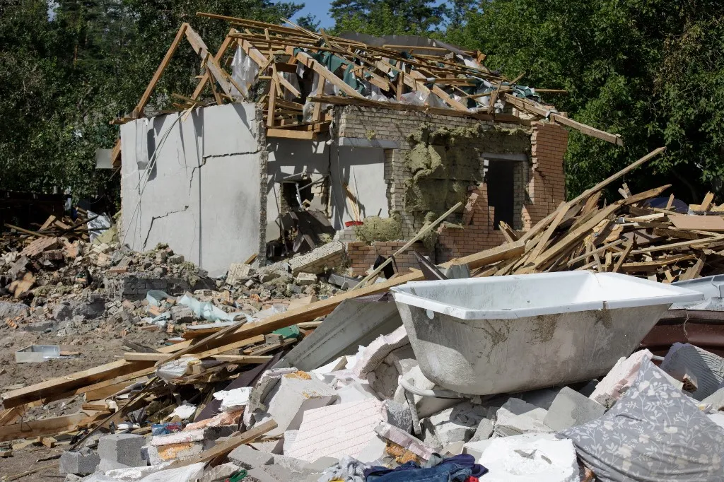 Orosz támadásban megrongálódott családi ház az ukrajnai Kapitanivkában A house damaged by a missile strike is seen in Kapitanivka village, Kyiv region, Ukraine, on July 29, 2026. On July 24, 2026, Russian forces launched ballistic missiles at a private training ground in Bucha district where a weapons exhibition was taking place. The missiles also struck a nearby residential area, damaging private houses and cars. Twelve people were killed, and around 100 were injured in the attack. (Photo by Marianna Kotyk/Ukrinform/NurPhoto) (Photo by Marianna Kotyk / NurPhoto via AFP)