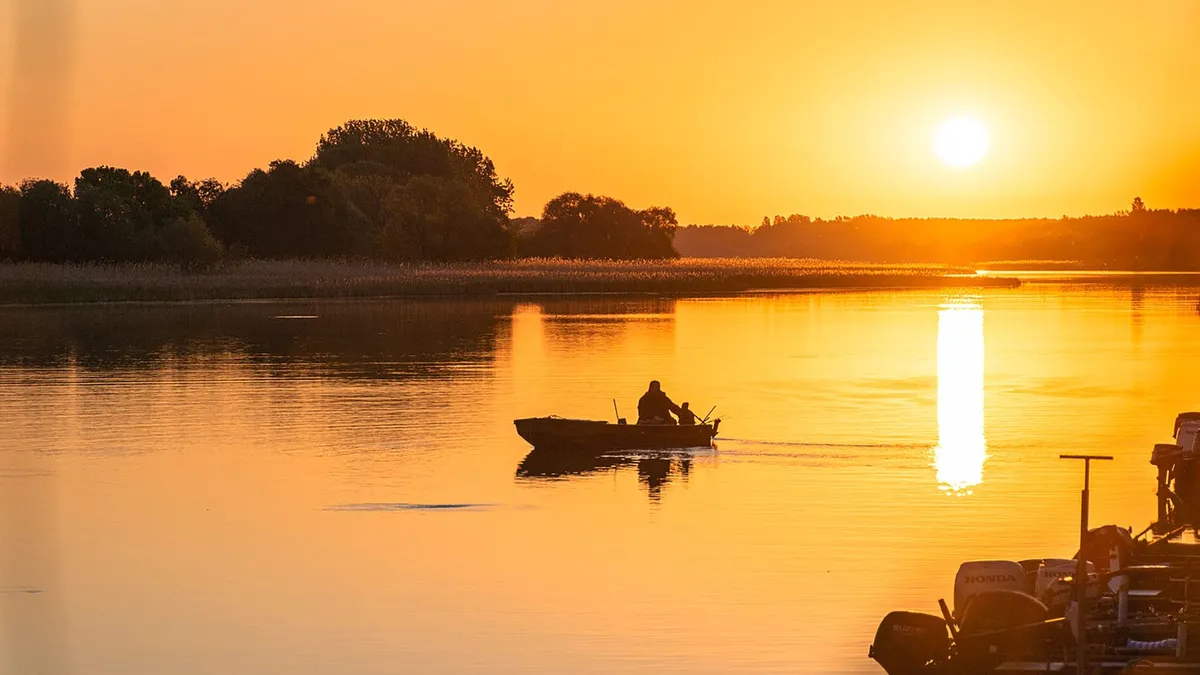 Horgászok a Tisza-tavon akik olcsó nyaralás miatt jöttek ide