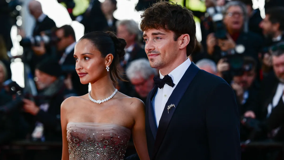 Charles Leclerc felesége, Alexandra (balra)  igazi dívaként jelent meg a Hungaroringen