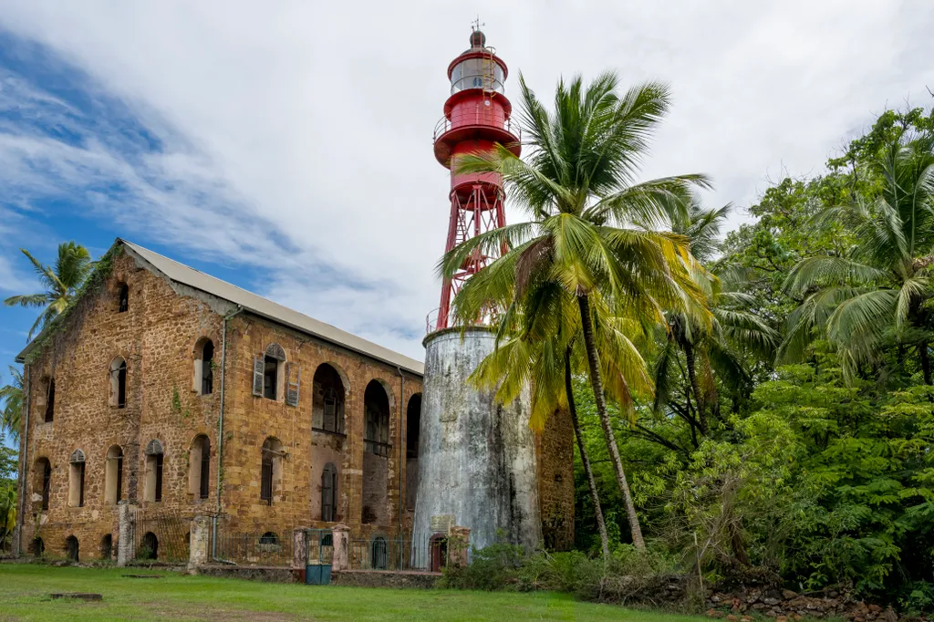 Esőerdőbe veszett büntetőtelep (Îles du Salut, Francia Guyana)
A hírhedt „Ördögsziget” és a környező szigetvilág büntetőtelepeinek maradványait mára szinte teljesen felfalta a dél-amerikai dzsungel. Az egyenlítői esőerdők extrém biomassza-termelése, valam
