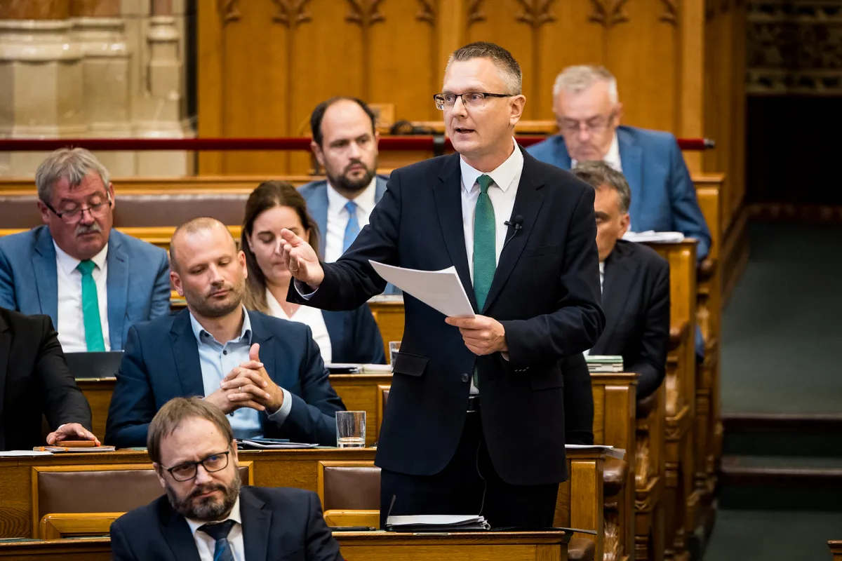 Rétvári Bence a parlament rendkívüli ülésén