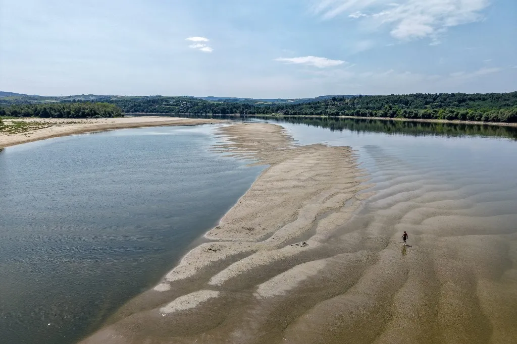 A Duna alacsony vízállása rekordközeli állapotokat okozott, a folyó több szakaszán a meder jelentős része is láthatóvá vált Szerbiában This aerial view shows the low water level of the Danube River near Backa Palanka, Serbia, on July 19, 2026. (Photo by Nenad MIHAJLOVIC / AFP)