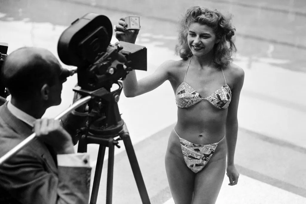 Picture taken 05 July 1946 at the Molitor pool in Paris of a candidate for a beauty contest wearing a bikini by Louis Réard. Sixty years ago the bikini exploded onto the world, and a trip to the beach has never been the same since. Once banned in several countries as indecent, today few women's wardrobes are complete without it.
Photo prise le 05 juillet 1946 à la piscine Molitor à Paris d'une candidate à l'élection de la plus jolie baigneuse portant un bikini créé par Louis Réard. Soixante ans et toujours fringant : le bikini, né en 1946, a perdu au fil des ans son parfum de scandale mais gardé tout son pouvoir de séduction, au point d'être devenu un élément incontournable du vestiaire féminin. (Photo by AFP)