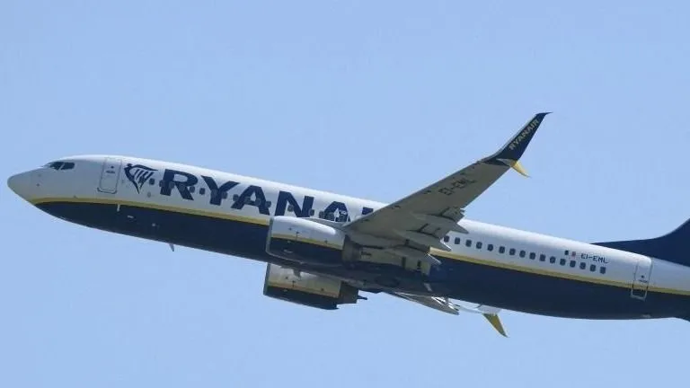 Továbbra is folyik a vizsgálat a Ryanair járaton kitört ablak ügyében
