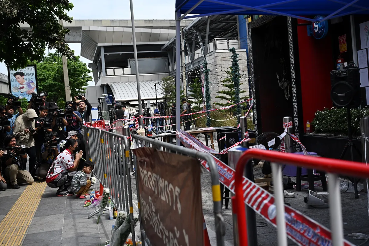 Sorban mentek vallomást tenni a bangkoki bártűz túlélői a rendőrségre
