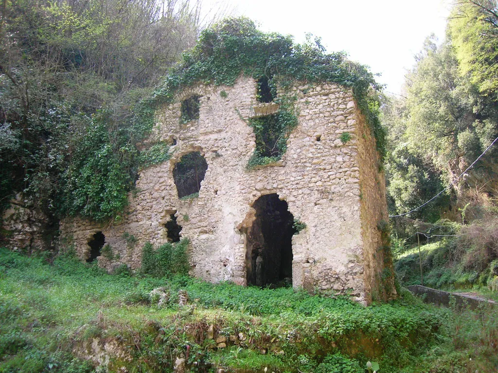 A mély szurdok mohás malmai (Valle dei Mulini, Olaszország)