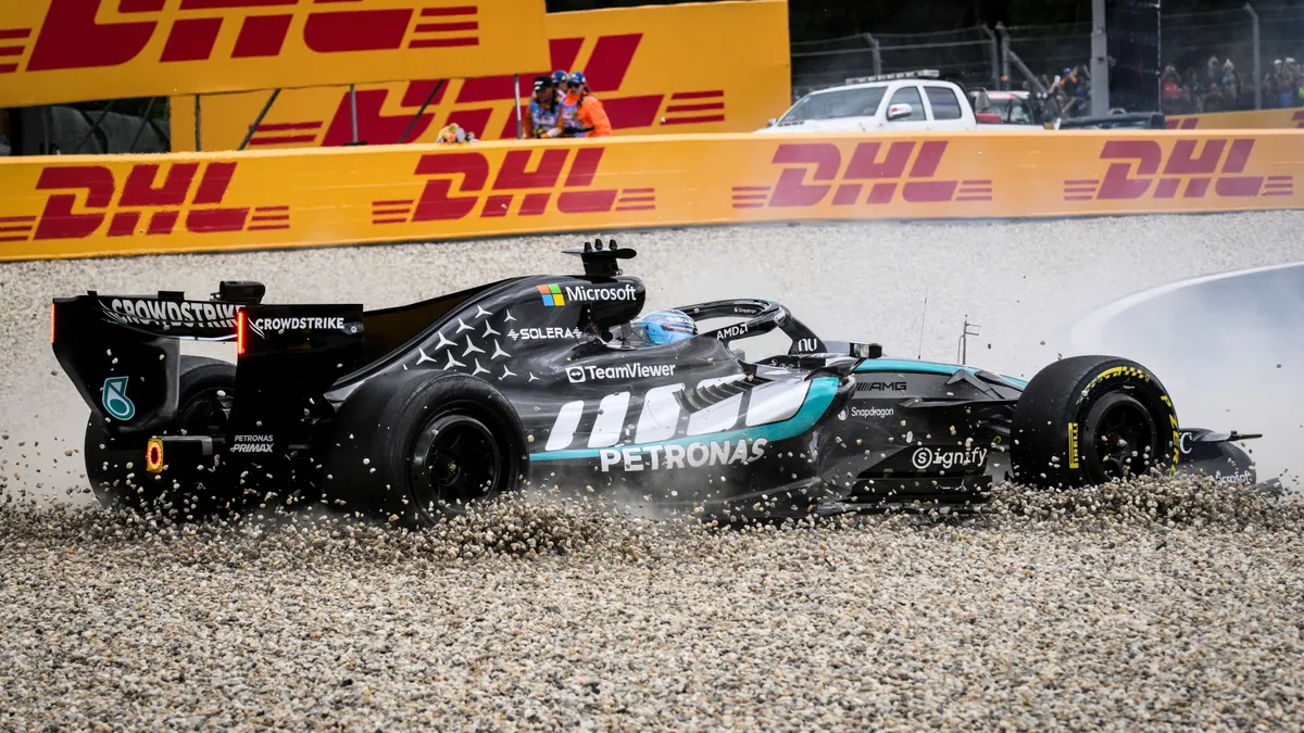George Russell ütközött Lewis Hamiltonnal a Belga Nagydíj rajtja után - videó