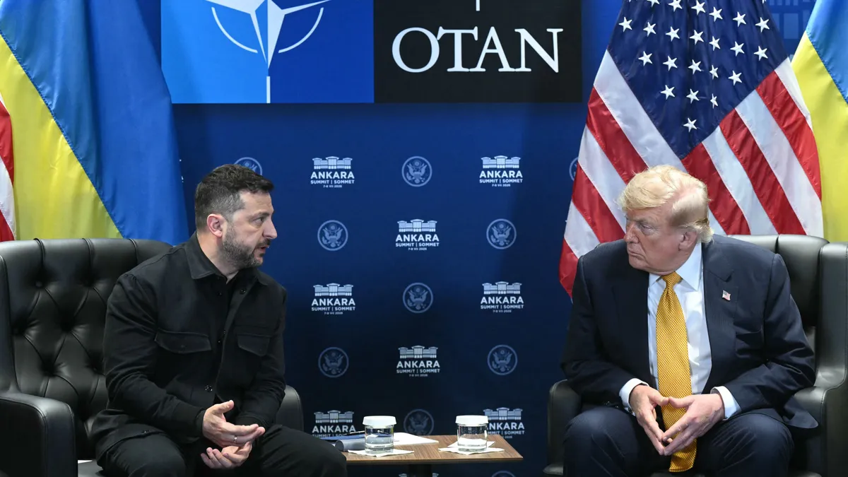 Trump szerint Ukrajna támadása az orosz olajfinomítók ellen eszkaláció, de közelebb viheti a háború lezárását Oroszországgal., Ukraine's President Volodymyr Zelensky (L) meets with US President Donald Trump on the sidelines of the NATO Summit at Bestepe Presidential Compound in Ankara, on July 8, 2026. The summit comes at a fraught time for the 77-year-old transatlantic alliance, with the US President demanding members make good on a pledge to ramp up defence spending as Washington takes a step back from Europe. (Photo by SAUL LOEB / AFP)