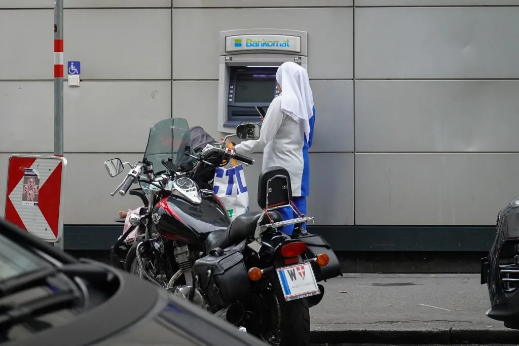 A menekült hátterű háztartások jelentős része állami támogatásokból fedezi megélhetését - képünk illusztráció Fotó: MICHAEL NGUYEN / NurPhoto