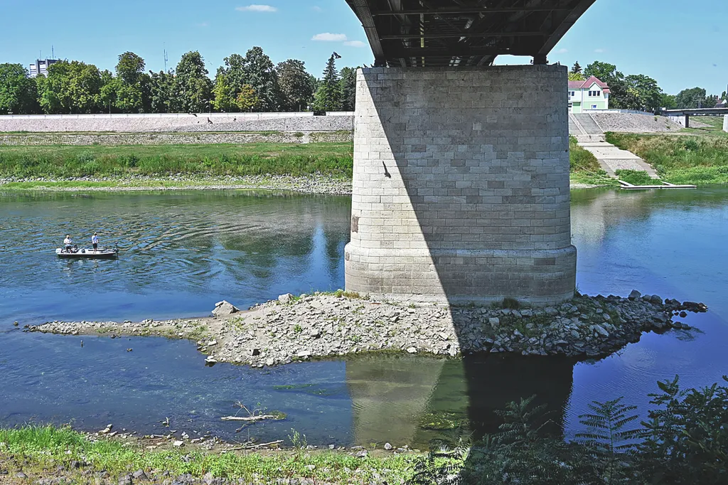 20260729 Szolnok A negatív csúcson álló Tiszából jól látszanak a régi török kori fahíd maradványai. Fotó: Mészáros János Új Néplap