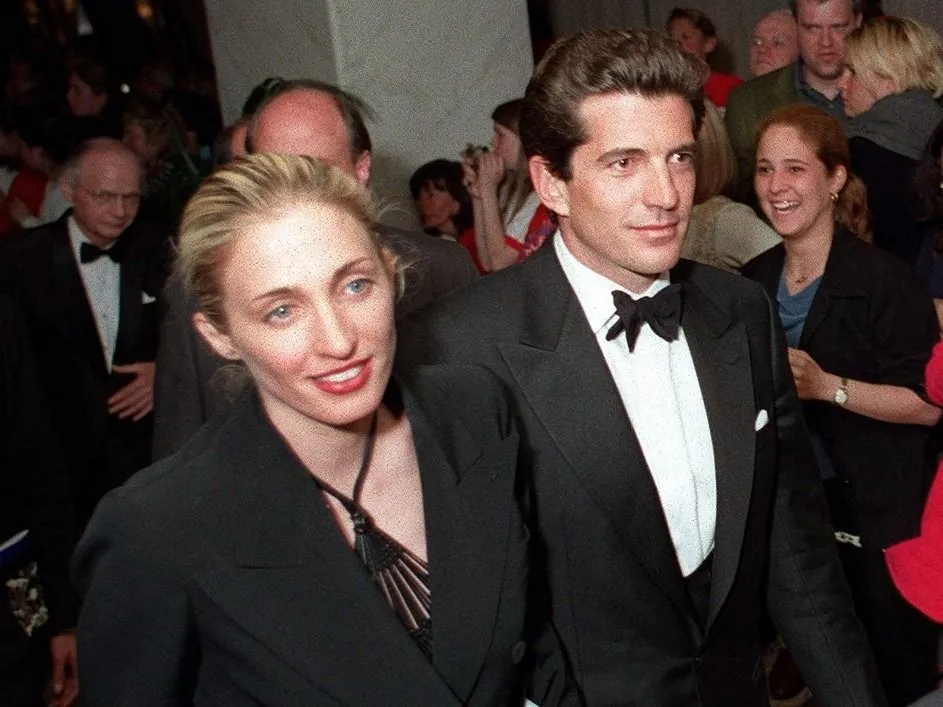 (FILES) This 01 May, 1999, file shows John F. Kennedy Jr. and his wife Carolyn Bissette as they leave at the end of the White House Correspondent's annual dinner in Washington, DC, 01 May. A light place piloted by Kennedy and carrying his wife and at least one other passenger has been reported missing of the US east coast and a massive search is underway.   AFP PHOTO/Manny CENETA (Photo by MANNY CENETA / AFP)