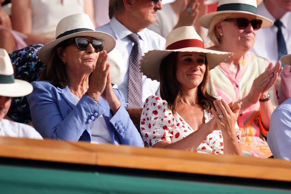 Carole Middleton és Pippa Matthews a királyi páholyban a 2026-os wimbledoni bajnokság nyolcadik napján a londoni All England Lawn Tennis and Croquet Clubban. Kép ​​dátuma: 2026. július 6., hétfő.