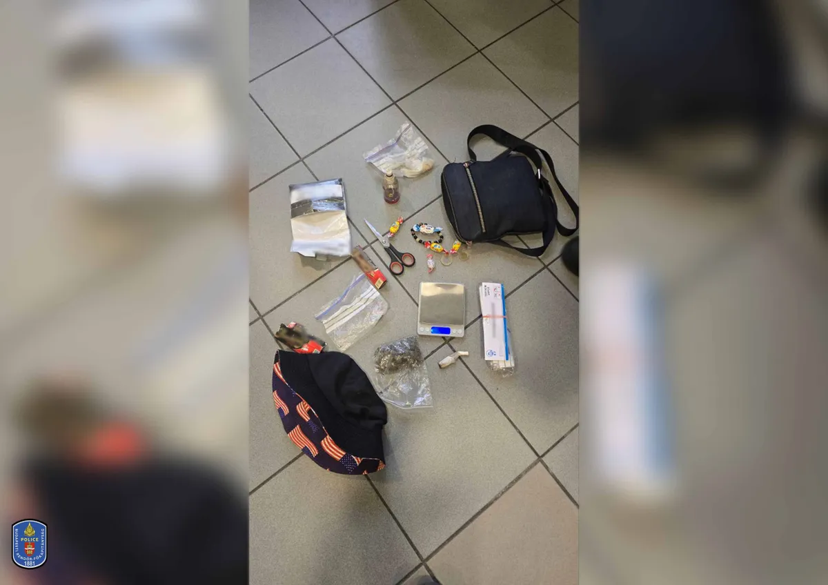 Rendőrök elől menekült, hirdetőtáblának szaladt egy budapesti férfi, kábítószer, drog