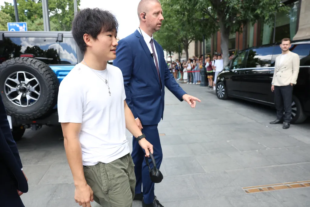 A Ferrari (Charles Leclerc) és a Red Bull (Max Verstappen, Isack Hadjar) versenyzői idén a budapesti Four Seasons Hotel Gresham Palace-ban szállnak meg. + ALPINE