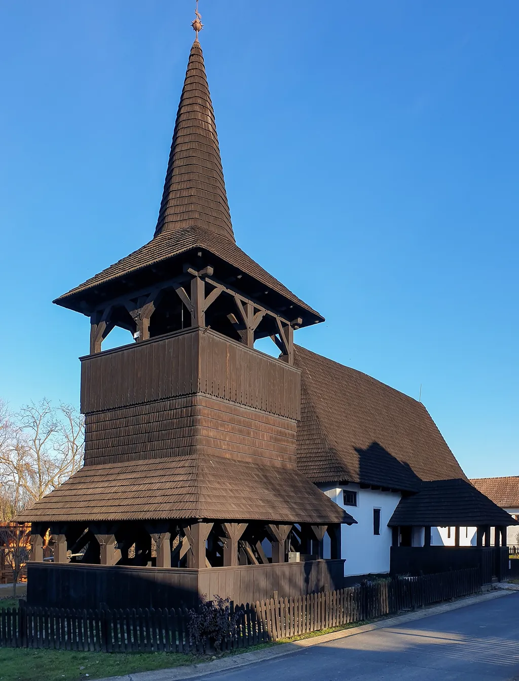 Tákosi református templom: a „mezítlábas Notre Dame-ként” is ismert, vályogfalú, paticsos építmény a csodásan festett kazettás mennyezetével a népi építészet csúcsa.