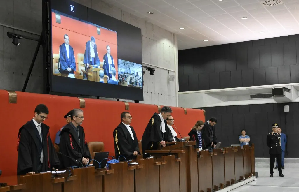 hídkatasztrófa, Judge Paolo Lepri (C) read the verdict in the Courthouse about the case of the Morandi Bridge collapse nearly eight years ago that killed 43 people in one of the country's worst infrastructure disasters, in Genoa on July 16, 2026. Relatives of victims and dozens of media outlets were at the hearing at the court in Genoa, where the Morandi Bridge -- part of a key highway connecting France and Italy -- gave way in torrential rain on August 14, 2018. (Photo by Marco BERTORELLO / AFP)