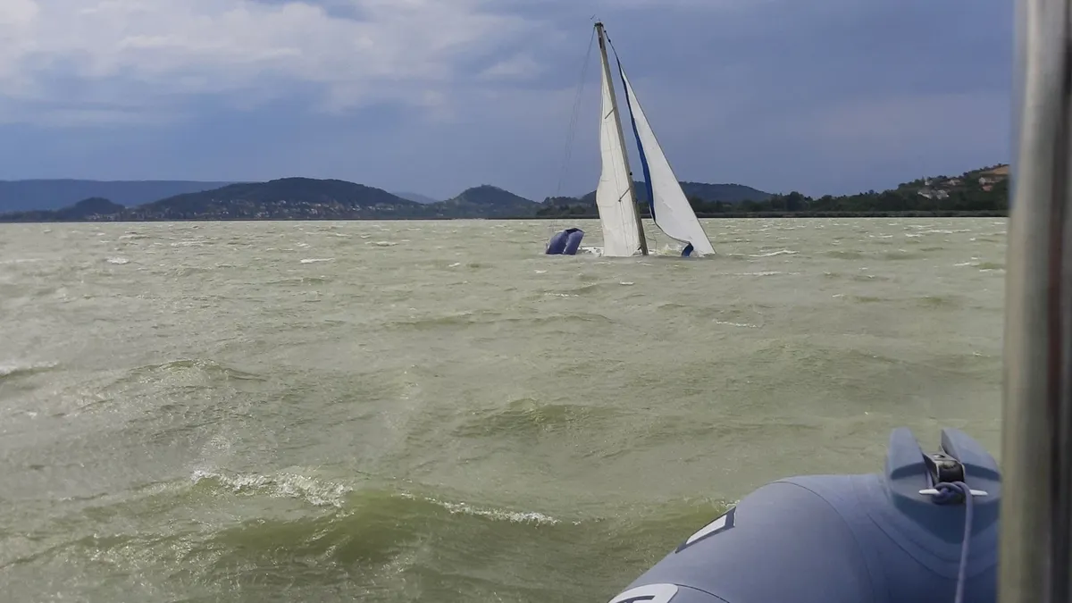 Több embert is vízirendőrök hoztak ki a viharos Balatonból