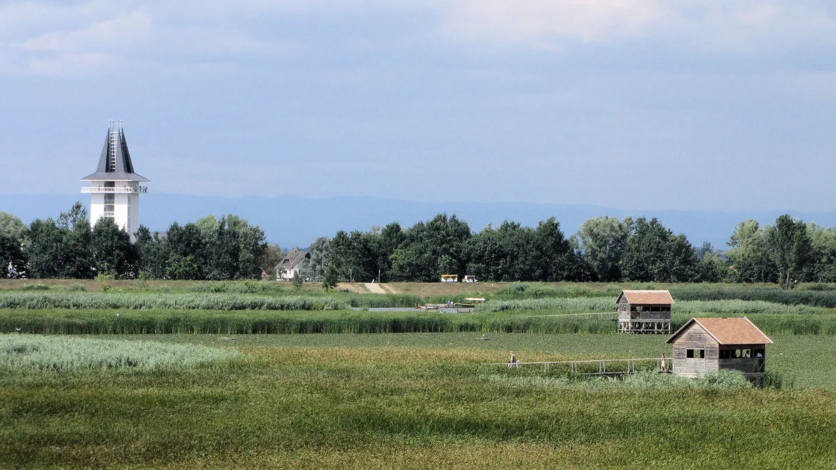 A Tisza-tó látnivalói közé tartozik a poroszlói Ökocentrum és a Vízi sétány is. 