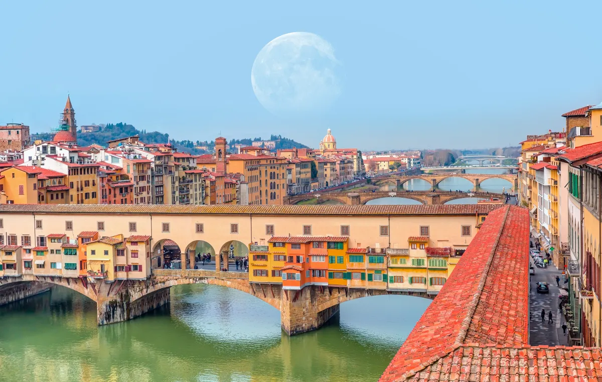 Az Arno folyó a történelmi Ponte Vecchio híddal Firenzében.