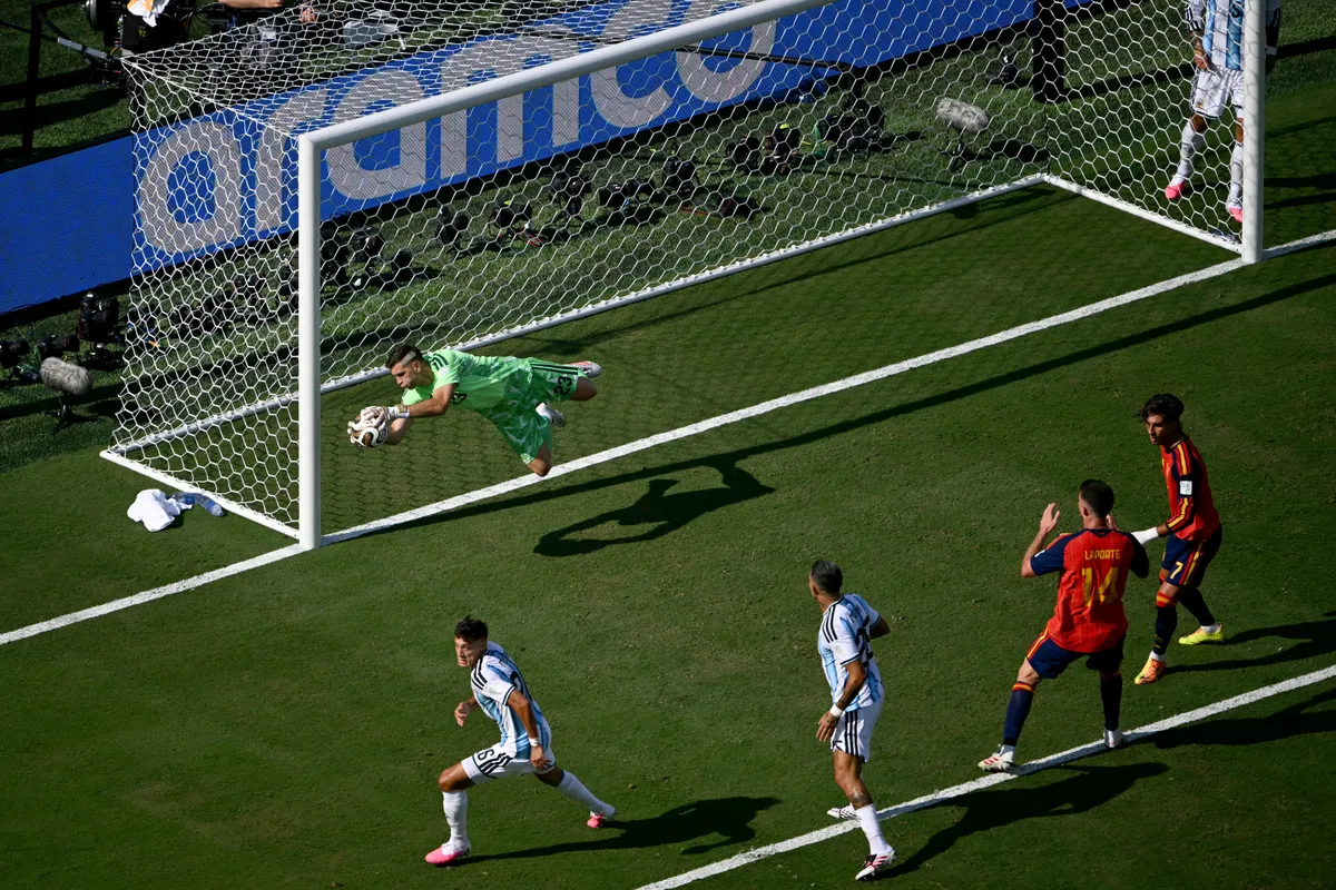 Az argentin Martinez védése