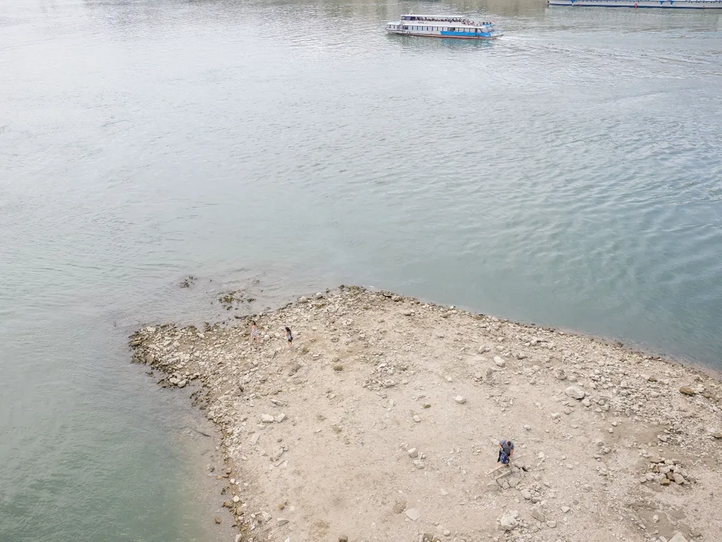 20260716 Budapest, Nagy hatással van hazai vizeinkre az aszály. Utoljára 2018-ban volt minimum ennyire alacsony a vízállás, de még ez is megdőlt július 16-án hajnalban. Fotó:MEDIAWORKS