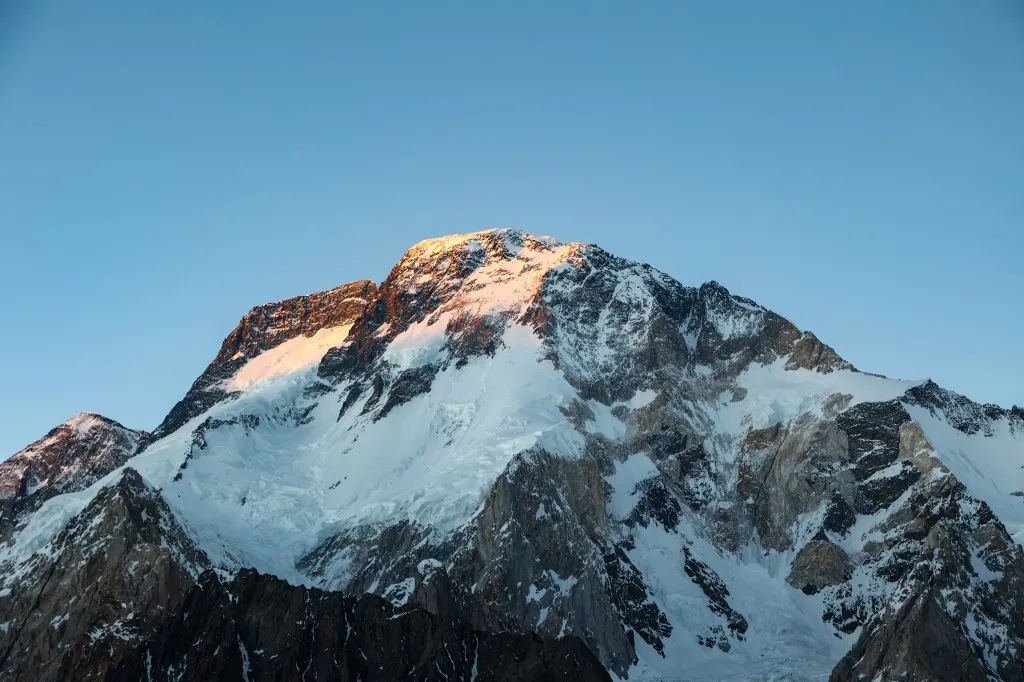 A 8047 méter magas Broad Peak, ahol a lavina lezúdult, a világ 12. legmagasabb hegye A 8047 méter magas Broad Peak a világ 12. legmagasabb hegye, és egyike a Föld 14 nyolcezresének. This picture taken on July 14, 2023, shows a view of Broad Peak, worlds twelfth tallest mountain in the Karakoram range of GilgitBaltistan, Pakistan. (Photo by Joe STENSON / AFP)