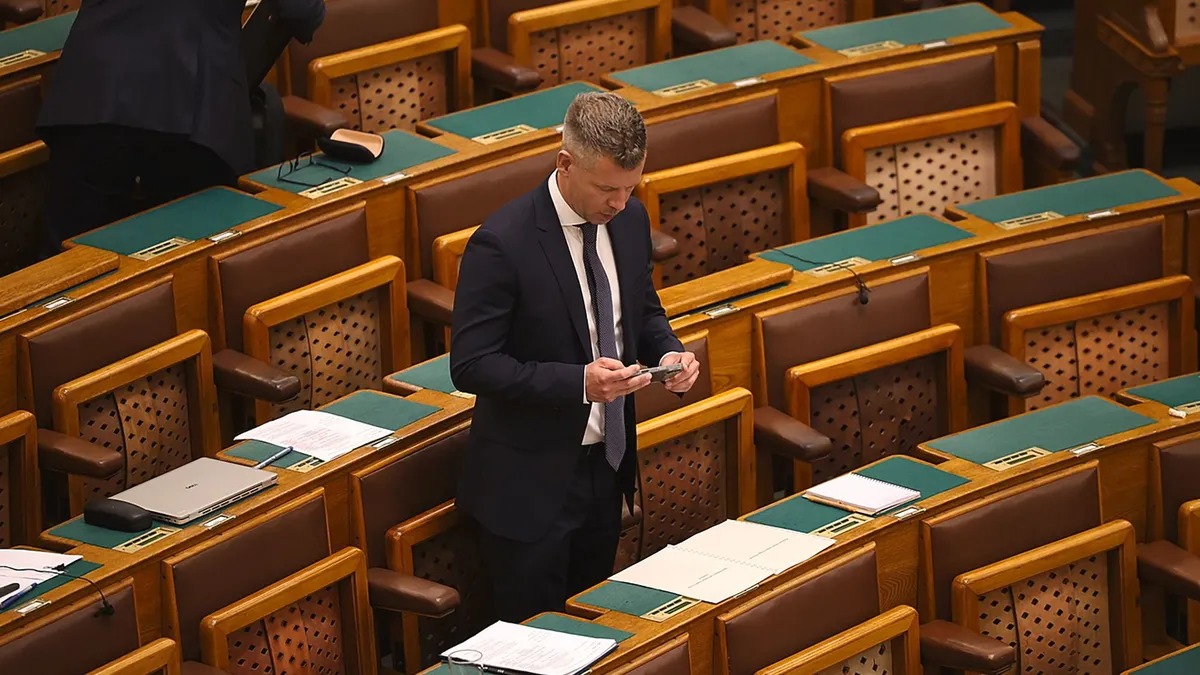 Magyar Péter Takács Péter fideszes képviselő padjánál készít fényképeket