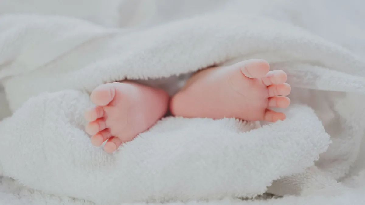 Egy újszülöttel a táskájában próbált meglépni a kórházi dolgozó