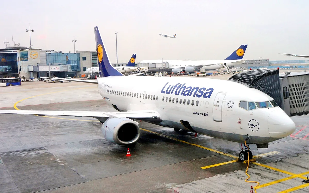 Lufthansa gép áll a repülőtéren. 