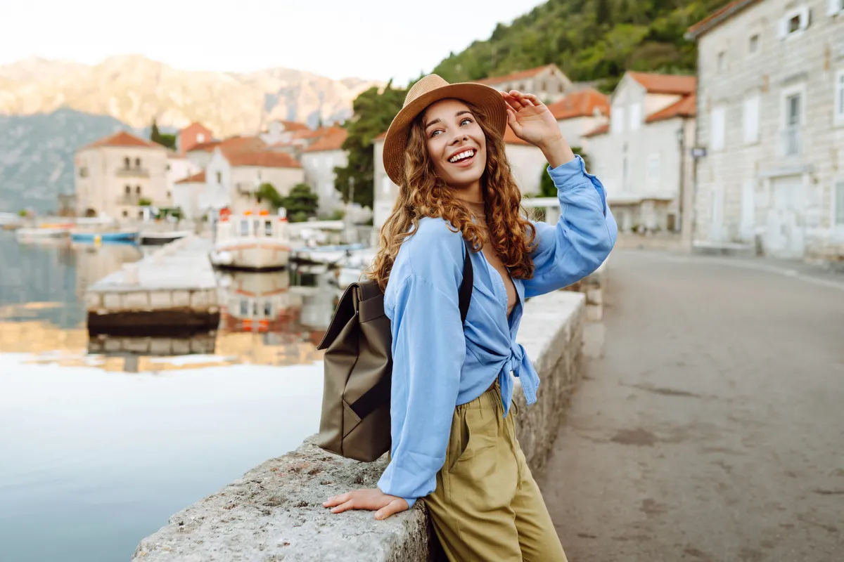 Átszállás nélkül a nyaralóhelyre jutó boldog női turista