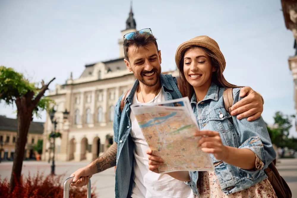 Turisták külföldön térképpel a kezükben