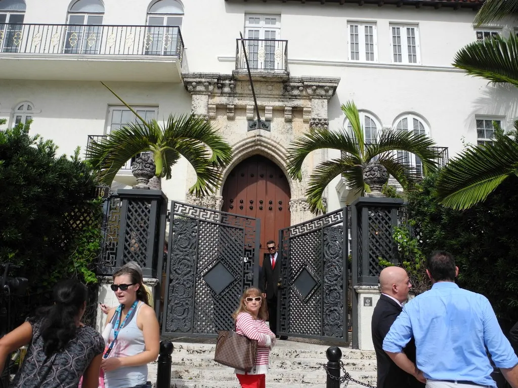 TO GO WITH AFP STORY US-LIFESTYLE-ITALY-FASHION-VERSACE
People walk in the front of the Casa Casuarina, the former villa of Italian designer Gianni Versace, after the auction on September 17, 2013 in Miami Beach, Florida where it was auctioned for $41.5 million USD.  The Miami Beach property went to VM South Beach LLC, a group led by investor Joe Nakash, one of only three bidders. Rival bids were made by Eric Trump, the son of real estate tycoon Donald Trump, and Glenn Straub, owner of the Palm Beach Polo and Country Club. "The auction of this iconic South Florida villa closed at 41.5 million dollars, which was the last price offered by VM South Beach LLC," said Lamar Fisher, president of Fisher Auction Co. AFP PHOTO/PAULA BUSTAMANTE (Photo by PAULA BUSTAMANTE / AFP)