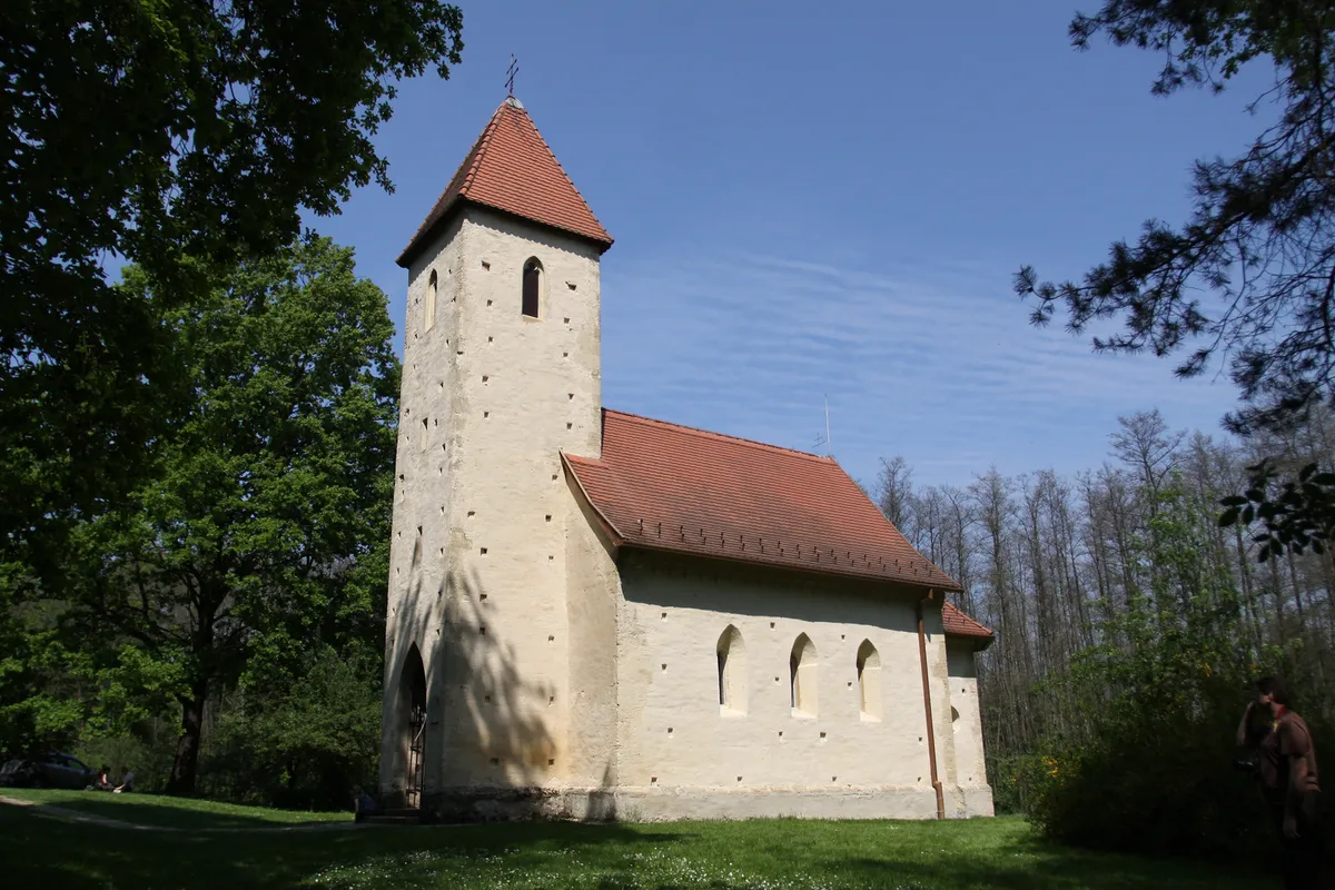 A legszebb középkori templomok egyike a veleméri Szentháromság-templom.
