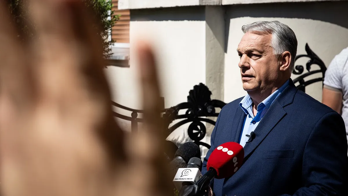 Elsírta magát egy utas, amikor meglátta Orbán Viktort a Wizzair-gépen - videó