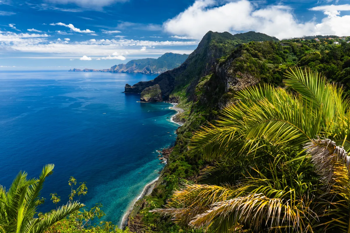 Madeira látnivalói elsősorban természeti kincsek és a panoráma.