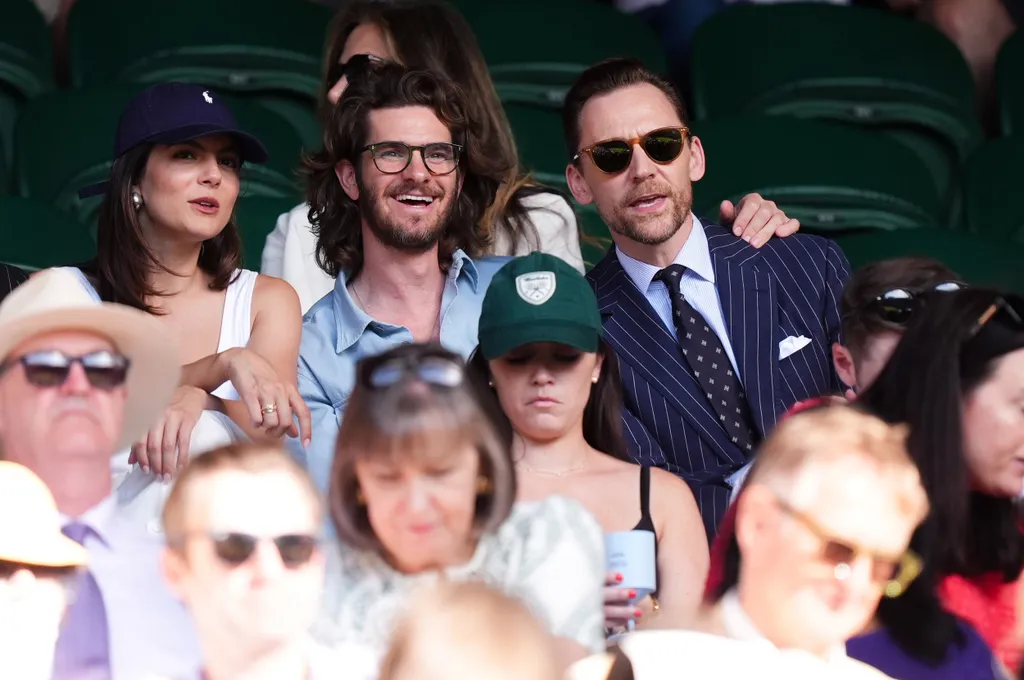 Tom Hiddleston Andrew Garfielddel és Monica Barbaróval a 2026-os wimbledoni bajnokság hatodik napján a londoni All England Lawn Tennis and Croquet Clubban. A kép dátuma: 2026. július 4., szombat.