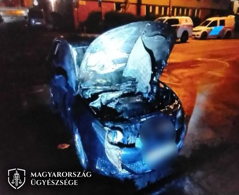 A rendőrségi szemlefotón a teljesen kiégett rendőrautó látható.
