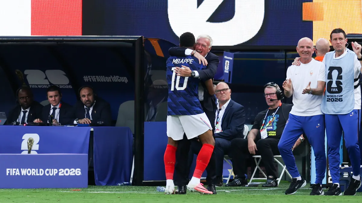 Kylian Mbappé gólja után átölelte a gyászoló Didier Deschampsot