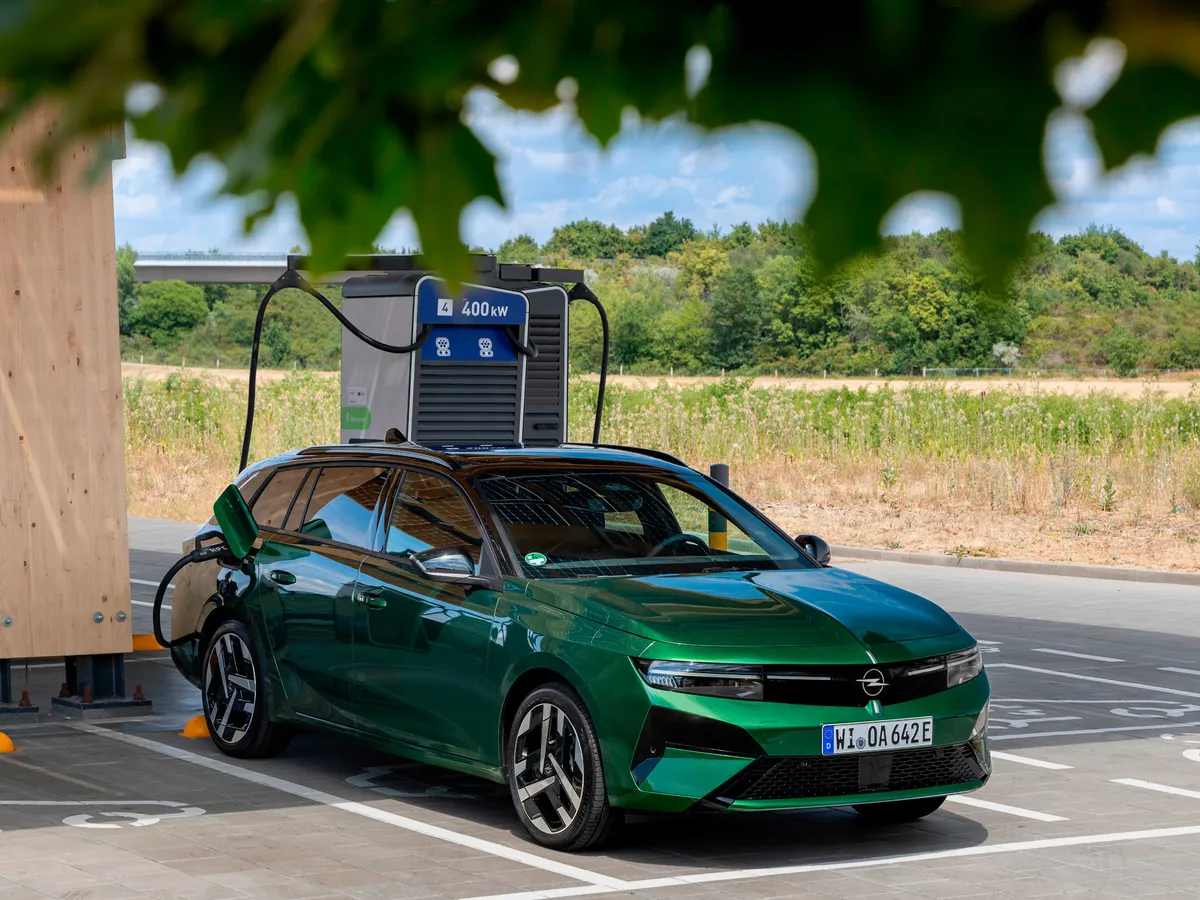 Csak az esti csúcsidőszakon kívül töltsék elektromos autóikat a tulajdonosok, hogy ne legyen gond az elektromos hálózat terhelésével.
