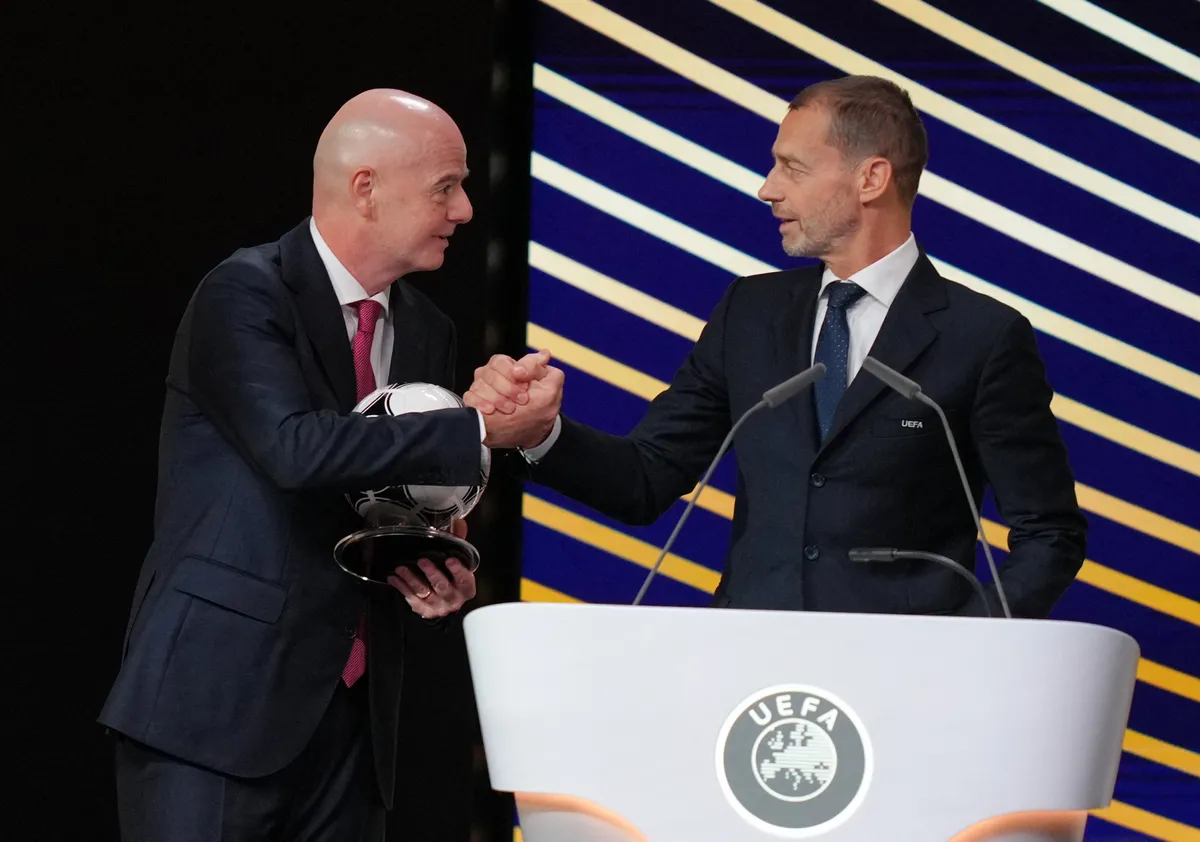 Csalóka Gianni Infantino (balra) és Aleksander Ceferin kézfogása: nincs minden rendben a FIFA és az UEFA között