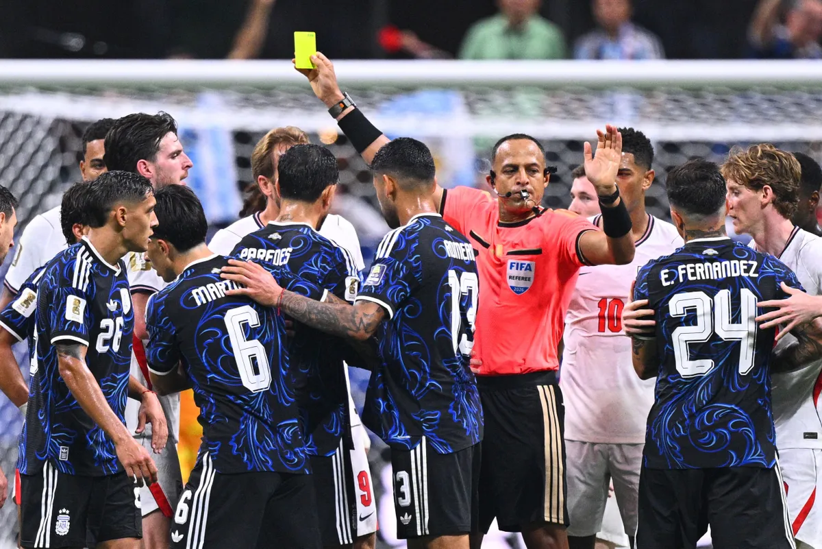 15 July 2026, United States, Atlanta: Soccer, Men, 2026 World Cup, England vs. Argentina, Semifinal, Atlanta Stadium, Referee Ismail Elfath shows a yellow card. PLEASE NOTE: In accordance with FIFA regulations, these images may be used exclusively for editorial purposes. Commercial use is prohibited. Furthermore, no video-like sequences may be created, and no alterations may be made to the image, either in the foreground or the background. Photo: Tom Weller/dpa