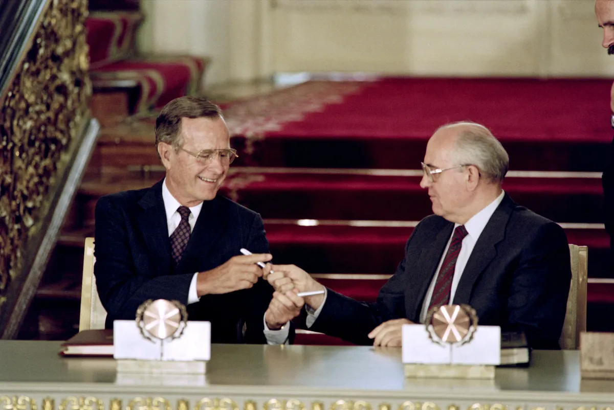 1991. július 31., a START I., azaz az atomfegyverek visszaszorítását célzó egyezmény aláírása Moszkvában