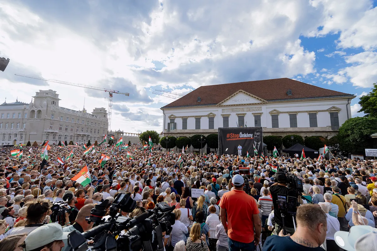 Többezren vettek részt a „Stop Önkény!” címmel megtartott tüntetésen a Sándor-palotánál Fotó: Ladóczki Balázs