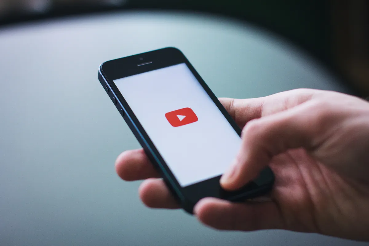 YouTube, telefon, mobil, kéz, internet, gyilkosság