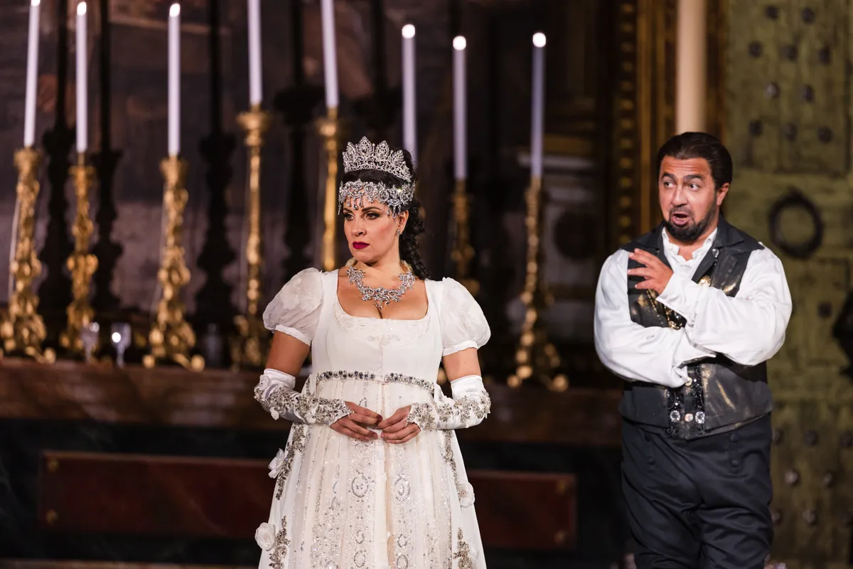 Puccini Tosca című darabjának főszereplői a színpadon.