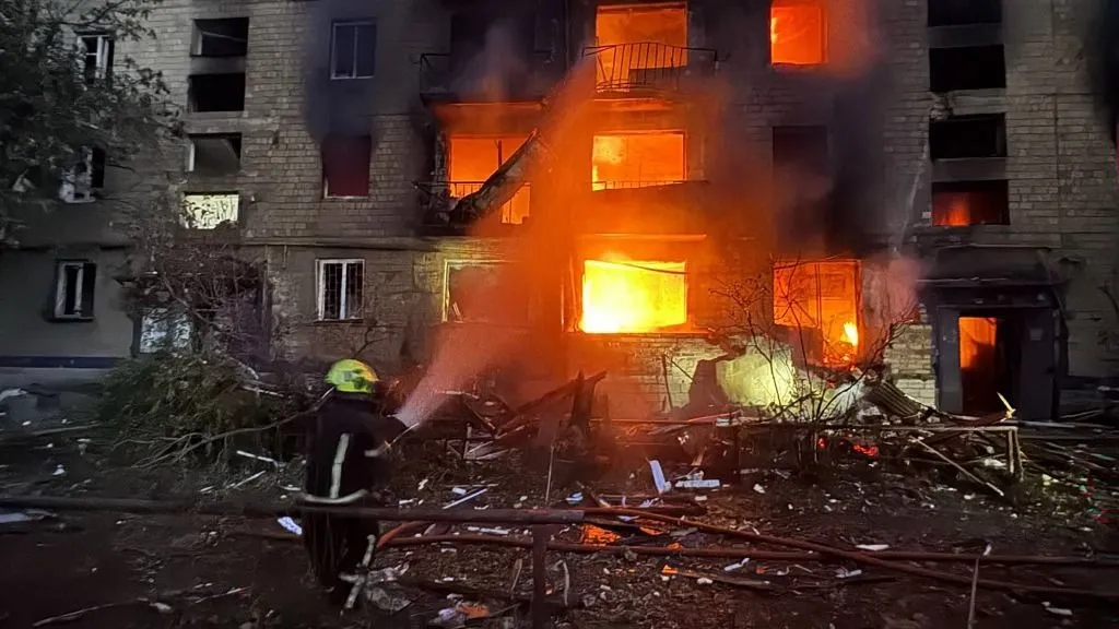 dróntámadás This handout photograph taken and released by the Ukrainian Emergency Service on July 2, 2026 shows rescuers extinguishing a fire in a residential building damaged following missile strikes on the Ukrainian capital of Kyiv, amid the Russian invasion in Ukraine. Russian missile and drone strikes rocked Kyiv early on July 2, killing at least eight people and wounding dozens, after President Volodymyr Zelensky warned that Moscow was preparing a "massive attack". (Photo by Handout / UKRAINIAN EMERGENCY SERVICE / AFP)