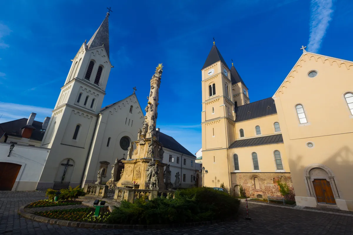 A veszprémi Szent Mihály-főszékesegyház és a ferences Szent István templom